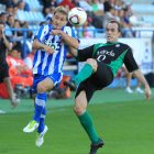 Borja Sánchez, llevándose un balón con la cabeza, debutó sin suerte de cara a gol.