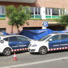Los mossos inspeccionan la zona en la que fue arrojada al vacío la víctima, de 70 años.
