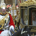 Isabel II llega en carroza al palacio de Westminster, este miércoles.