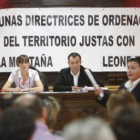 Los alcaldes y representantes políticos defendieron sus posturas sobre las DOT ayer en Cistierna