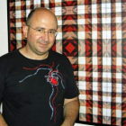 El artista leonés Juan Luis García, junto a una de sus peculiares creaciones.