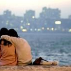 Una pareja de novios se abraza en un atardecer en Bombay