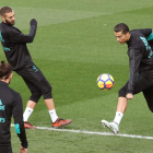 Benzema y Cristiano durante el entreno realizado ayer. KIKO HUESCA
