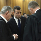 Pistorius conversa con sus abogados en un receso del juicio.