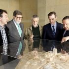 Miembros de ambas instituciones escuchan a Mario Amilivia.