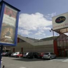 El edificio que ocupaban los cines La Dehesa será ahora transformado en un supermercado por Gadis
