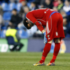 El guardameta titular de la Deportiva Ponferradina, Santamaría, resignado tras encajar el gol que supuso la derrota de su equipo en el estadio Rico Pérez.