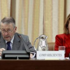 Alberto Oliart, junto a la presidenta de la comisión de control de RTVE, Luisa Fernanda Rudi.