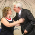 La presidenta y el rector se felicitan por el acuerdo.