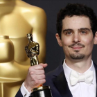 Damien Chazelle posa con el Oscar a mejor director por el musical La la land (2017)