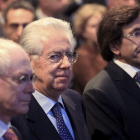 Van Rompuy, Mario Monti y Elio di Rupo, en el foro económico de ayer en Bruselas.