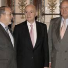 Pedro Solbes, el economista Gonzalo Anes y el Rey Juan Carlos