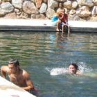 Varios jóvenes se refrescan en la piscina fluvial de Cebrones del Río