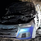 Estado en el que quedó el coche que quemaron los delincuentes en su huida. DL