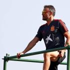 Luis Enrique dirigió parte del entrenamiento de ayer subido en un andamio. RFEF