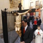 La procesión del hermanamiento de las cofradías discurrió junto a la iglesia de San Martín