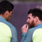 Messi y Suárez conversan en una sesión de entrenamiento del Barcelona.