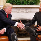 Obama y Trump escenifican el traspaso de poderes desde el Despacho Oval.