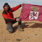 El ‘cazameteoritos’ José Vicente Casado hace ondear la bandera de León sobre el objeto marciano.