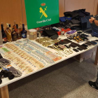 Dinero, objetos de valor y herramientas usadas en los robos incautadas por la Guardia Civil en la operación Gerpo-Avós. DL