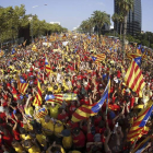 Miles de personas se han concentrado con camisetas rojas y amarillas en la Avenida Diagonal y la Gran Vía de Barcelona a favor de una consulta soberanista el 9 de noviembre.