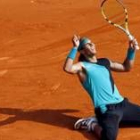 Rafael Nadal celebra su triunfo en el partido contra Federer que ambos disputaron ayer en Montecarlo