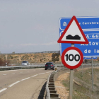 La nueva señalización con los límites de velocidad recortados flanquean el curso de la autovía A-66. RAMIRO
