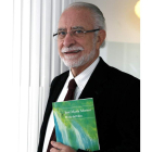 El escritor leonés José María Merino.
