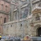 La foto, tomada ayer, muestra una imagen de los andamios sobre la fachada del templo