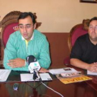 El concejal de Fiestas, Javier del Valle (izq.), durante la presentación del programa de este año.