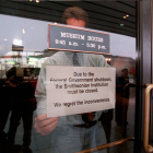 Un funcionario del Smithsonian cuelga un cartel de cerrado, en el cierre federal de 1995.
