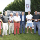 El presidente de Diario de León, José Luis Ulibarri, posa con el equipo ganador del Pro Am liderado por Mariano Sáiz junto con Carlos Pollán, Elías Valdueza, Álvaro Martín y Alejandro Sánchez-Rico. jesús