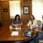 Teresa Gutiérrez, en el centro, con los representantes de la Asociación.