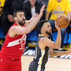 Marc Gasol y Stephen Curry, durante el partido.