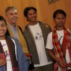 Monseñor Figaredo con tres jóvenes camboyanos que integran el cuerpo de baile del grupo Tahen