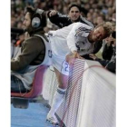 Beckham es increpado por un aficionado al golpearse contra la valla