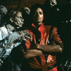 Fotograma del videoclip de 'Thriller', con Michael Jackson rodeado de zombis.