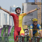 El ciclista español Luis León Sánchez celebra la victoria mientras cruza la línea de meta.