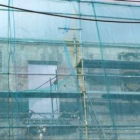 La fachada de la casa de los escudos de Puebla de Lillo ya reconstruida.
