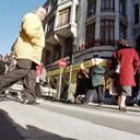 Las personas mayores pasan gran parte de la jornada dando largos paseos por la ciudad