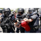 La Policía se lleva a un hombre durante la manifestación contra el recorte de las ayudas al carbón que se desarrolló hoy en Madrid, en la que participaron 12.000 personas según los sindicatos y 5.000 según las fuerzas del orden, y que, de acuerdo a la Del
