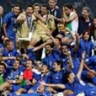 Los jugadores italianos durante la celebración con la Copa del Mundo