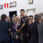 Puigdemont saluda a los presentes durante la inauguración de una línea de metro. quique garcía