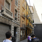Varios cámaras graban el inmueble de la calle Sant Pere donde residía el imán de Ripoll (Girona).
