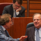 De Santiago-Juárez y Herrera ayer en el Pleno de las Cortes. Detrás, Mañueco en su escaño. DOS SANTOS