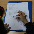 Imagen de un alumnos de Primaria con ejercicios en el aula. SECUNDINO PÉREZ