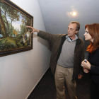 Silvia Clemente observa una de las pinturas del Cazario.