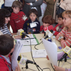 Isabel Carrasco, a la derecha, junto a los niños participantes en el programa de radio.