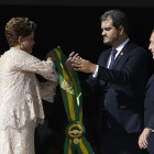 Dilma Rousseff recibe la banda presidencial durante la ceremonia de investidura.