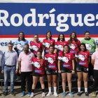 Plantilla, cuerpo técnico y directiva del Cleba visitaron ayer las instalaciones de Embutidos Rodríguez, patrocinador del equipo. RAMIRO